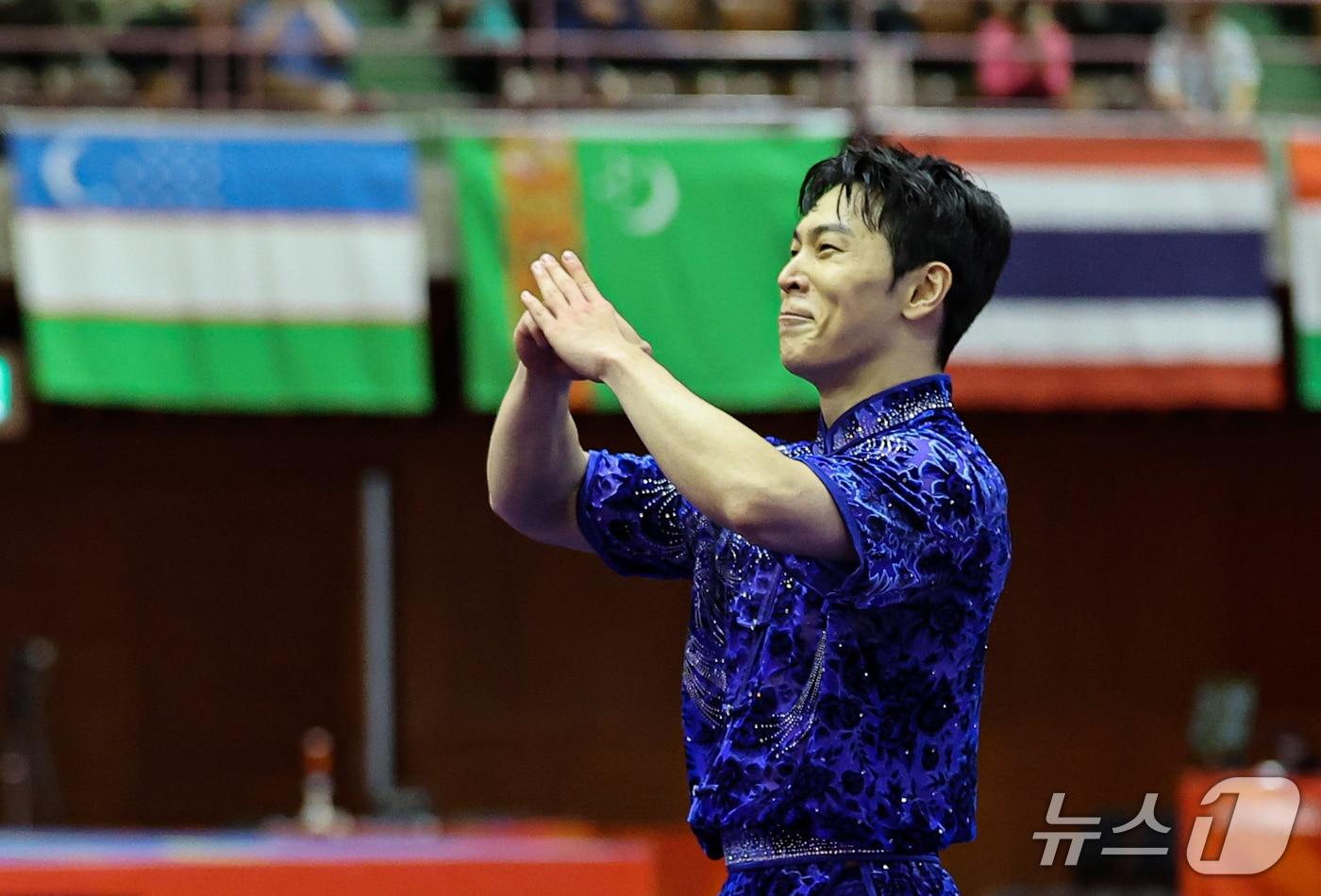 본문 이미지 - 대한민국 이용현이 20일 일본 나고야 아이치현 무도관 열린 2026 아이치·나고야 아시안게임 우슈 투로 장권 결승전에서 경기를 마치고 관중에게 인사하고 있다. 2026.9.20 ⓒ 뉴스1 김도우 기자