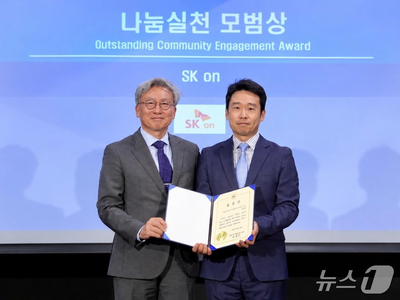 본문 이미지 - 김성식 SK온 유럽 법인장(오른쪽)과 박철민 주헝가리 대사가 18일(현지 시각) 헝가리 부다페스트 한국문화원에서 열린 '제2회 헝가리 진출 기업 CSR 시상식'에서 SK온의 '나눔실천 모범상' 수상 후 기념촬영을 하고 있다. (사진제공 SK온) 