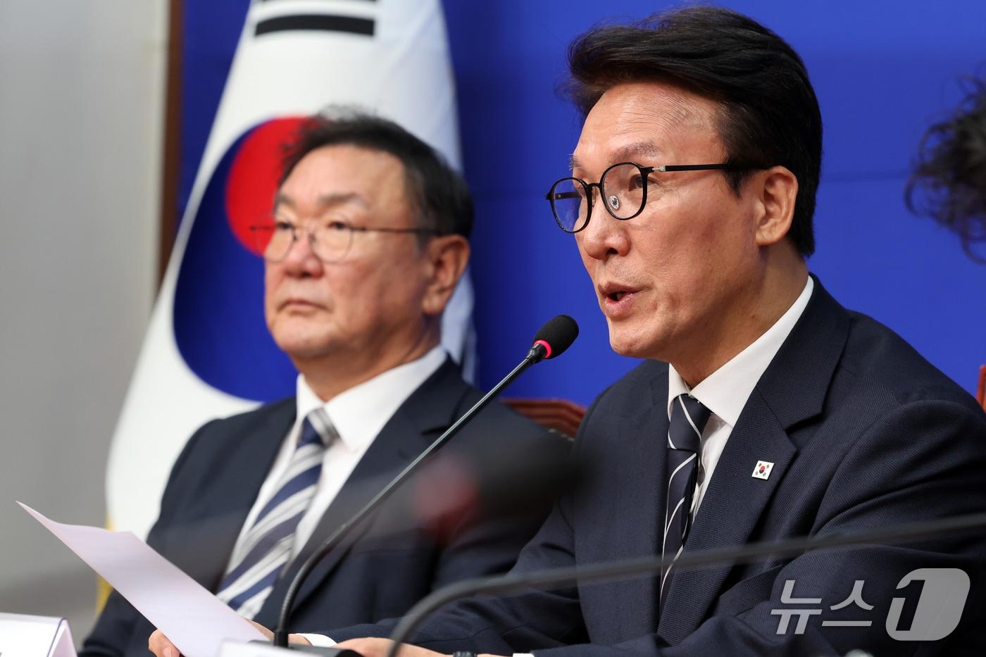 본문 이미지 - 김민석 더불어민주당 대표가 20일 오전 서울 여의도 국회에서 열린 개헌추진단 출범 기자 간담회에서 축사를 하고 있다. 2026.9.20 ⓒ 뉴스1 황기선 기자