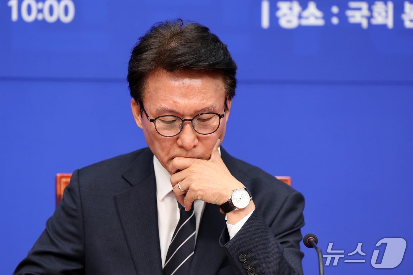 본문 이미지 - 김민석 더불어민주당 대표가 20일 오전 서울 여의도 국회에서 열린 개헌추진단 출범 기자 간담회에서 생각에 잠겨 있다. 2026.9.20 ⓒ 뉴스1 황기선 기자