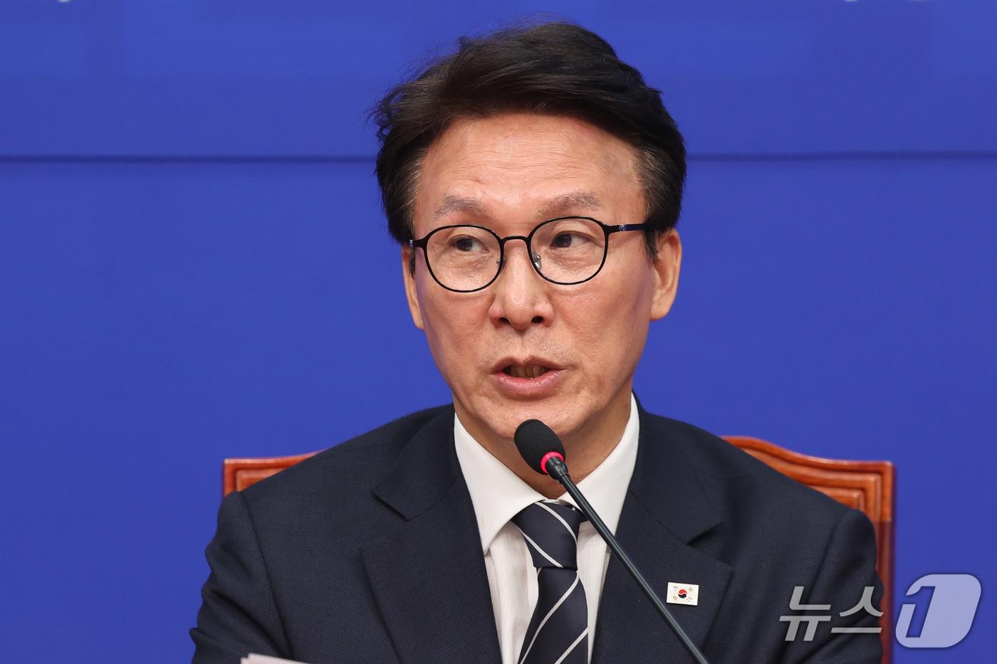 본문 이미지 - 김민석 더불어민주당 대표가 20일 오전 서울 여의도 국회에서 열린 개헌추진단 출범 기자 간담회에서 축사를 하고 있다. 2026.9.20 ⓒ 뉴스1 황기선 기자