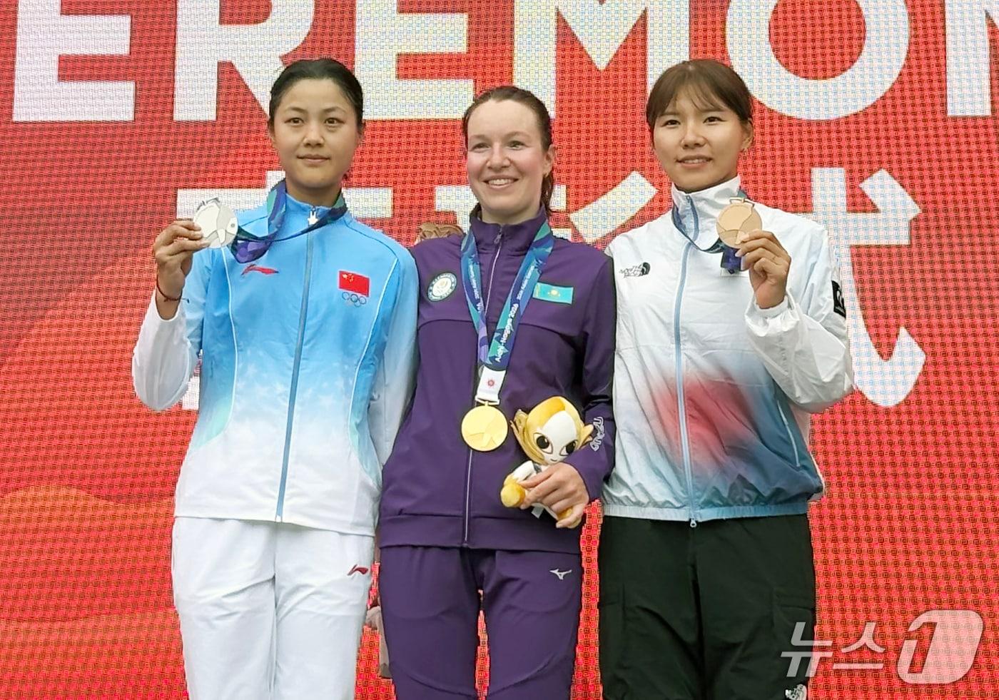 본문 이미지 - 20일 일본 아이치현 신시로 사이클링 로드 코스에서 열린 2026 아이치·나고야 아시안게임 사이클 여자 도로 독주 경기에서 동메달을 획득한 신지은(오른쪽)이 시상대에서 포즈를 취하고 있다. (대한사이클연맹 제공. 재판매 및 DB 금지) 2026.9.20 ⓒ 뉴스1