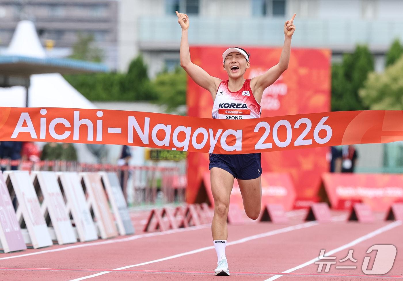 본문 이미지 - 대한민국 성승민이 20일 일본 안조 스포츠 파크에서 열린 2026 아이치·나고야 아시안게임 근대 5종 개인전 여자 결승전에서 금메달을 확정짓자 기뻐하고 있다. 2026.9.20 ⓒ 뉴스1 안은나 기자