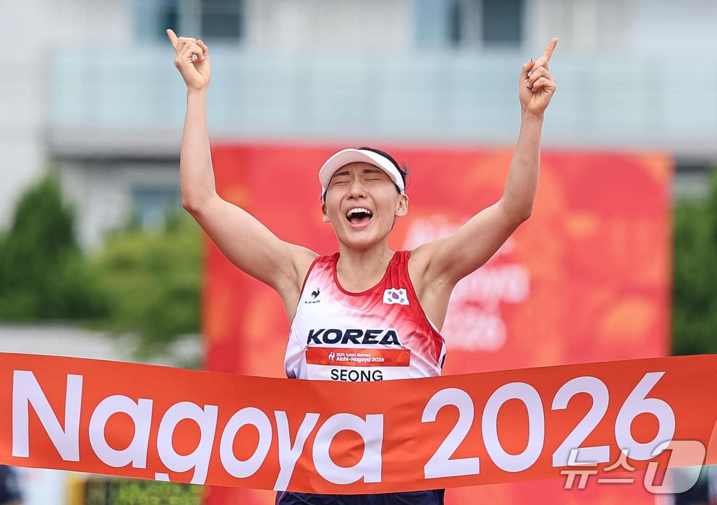 본문 이미지 - 대한민국 성승민이 20일 일본 안조 스포츠 파크에서 열린 2026 아이치·나고야 아시안게임 근대 5종 개인전 여자 결승전에서 금메달을 확정짓자 기뻐하고 있다. ⓒ 뉴스1 안은나 기자