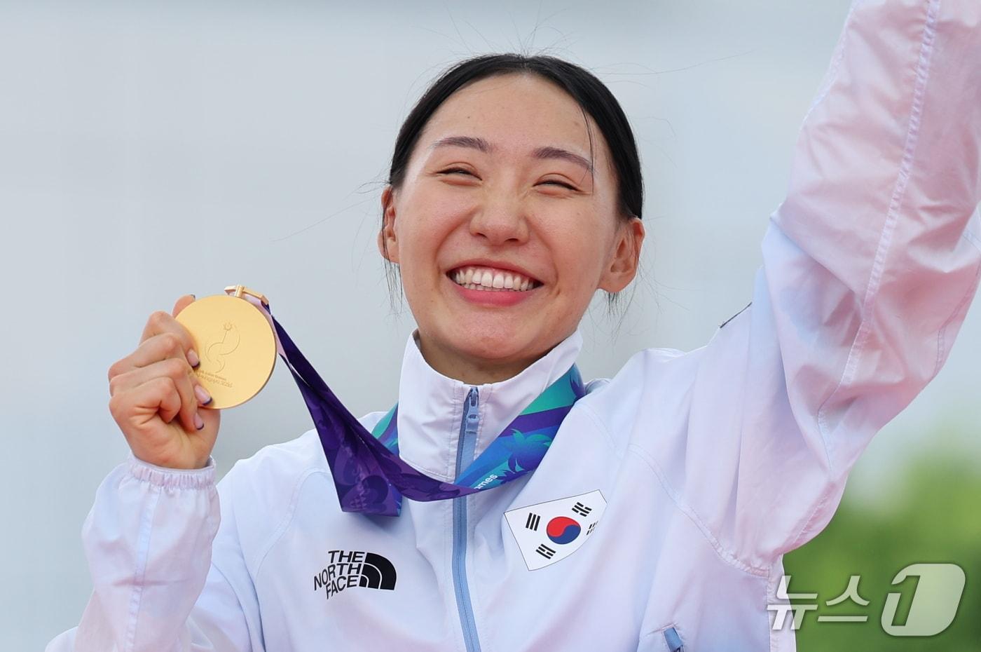 본문 이미지 - 대한민국 성승민이 20일 일본 안조 스포츠 파크에서 열린 2026 아이치·나고야 아시안게임 여자 근대 5종 개인전 시상식에서 금메달을 목에 걸고 기뻐하고 있다. 2026.9.20 ⓒ 뉴스1 안은나 기자