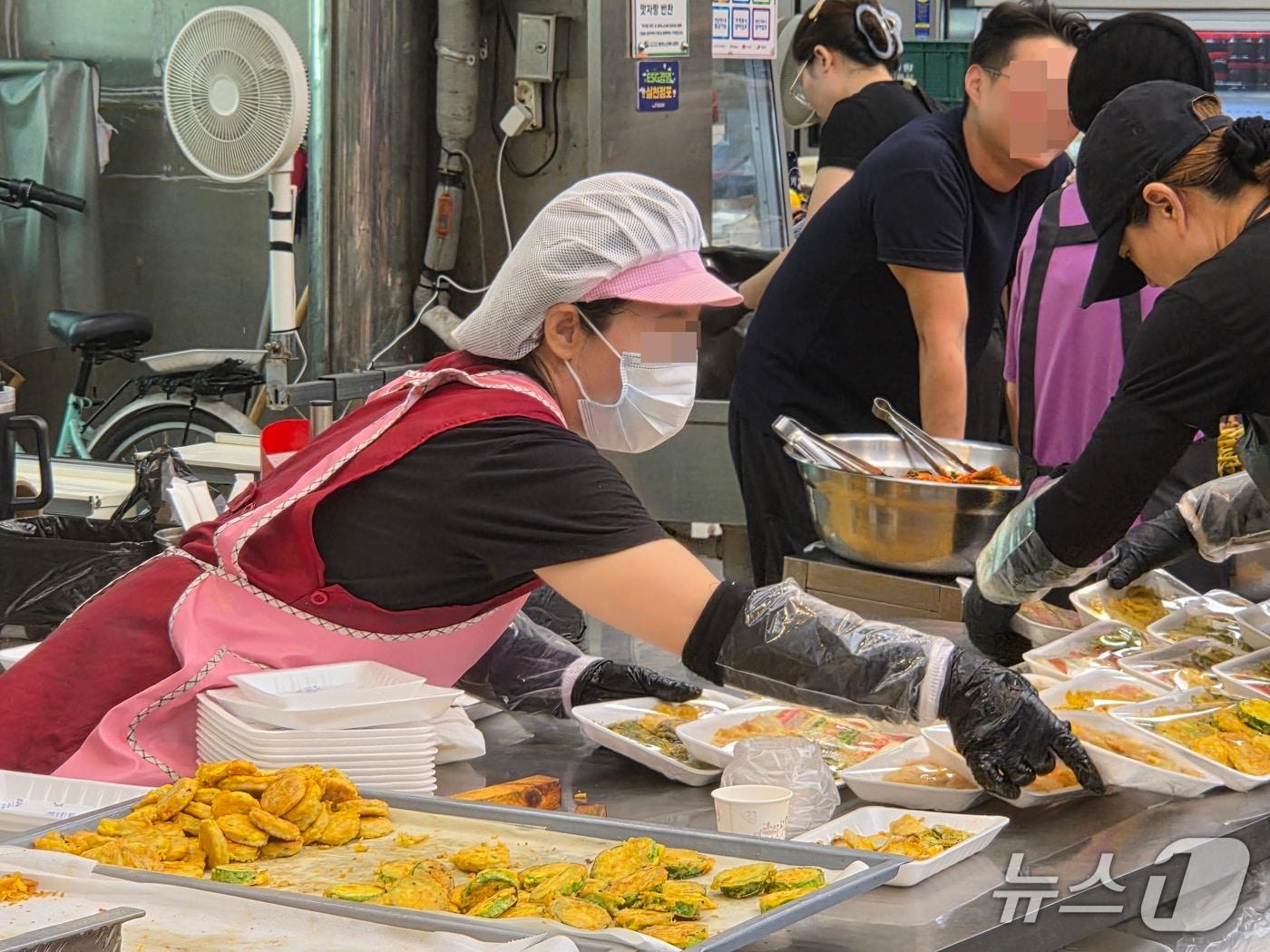 본문 이미지 - 추석 명절을 앞둔 20일 전북 전주시 전주신중앙시장에서 한 상인이 음식이 놓인 매대를 정리하고 있다. 2026.9.20 ⓒ 뉴스1 장수인 기자