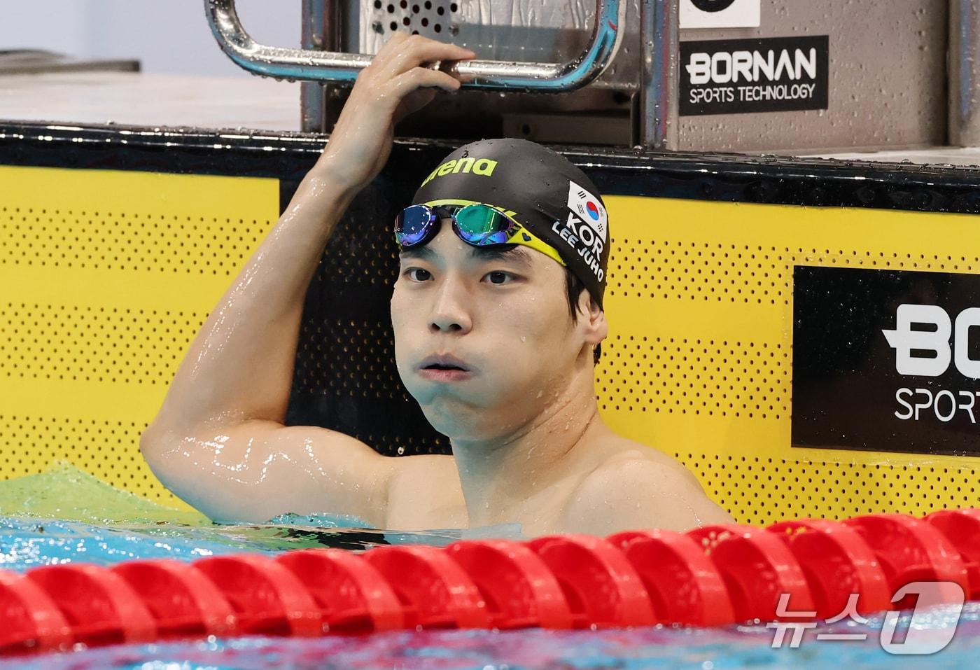 본문 이미지 - 20일 도쿄 아쿠아틱스 센터에서 열린 2026 아이치·나고야 아시안게임 남자 100m 배영 예선 3조 경기에서 이주호가 경기를 마치고 기록을 확인하고 있다. 2026.9.20 ⓒ 뉴스1 김민지 기자