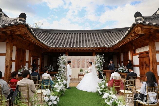 본문 이미지 - 지난 19일 저녀그 전라감영 내아에서 전주시 공공예식장 대관사업인 ‘웨딩 in 전주’의 올해 세 번째 결혼식이 진행됐다.(전주시 제공, 재판매 및 DB 금지).