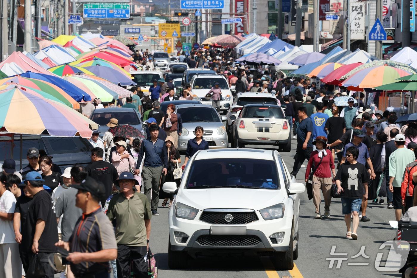 본문 이미지 - 추석 명절을 앞둔 20일 경북 포항시 남구 오천 전통시장에서 차례상에 올릴 제수용품 등을 구입하기 위해 나온 시민들로 붐비고 있다. ⓒ 뉴스1 최창호 기자