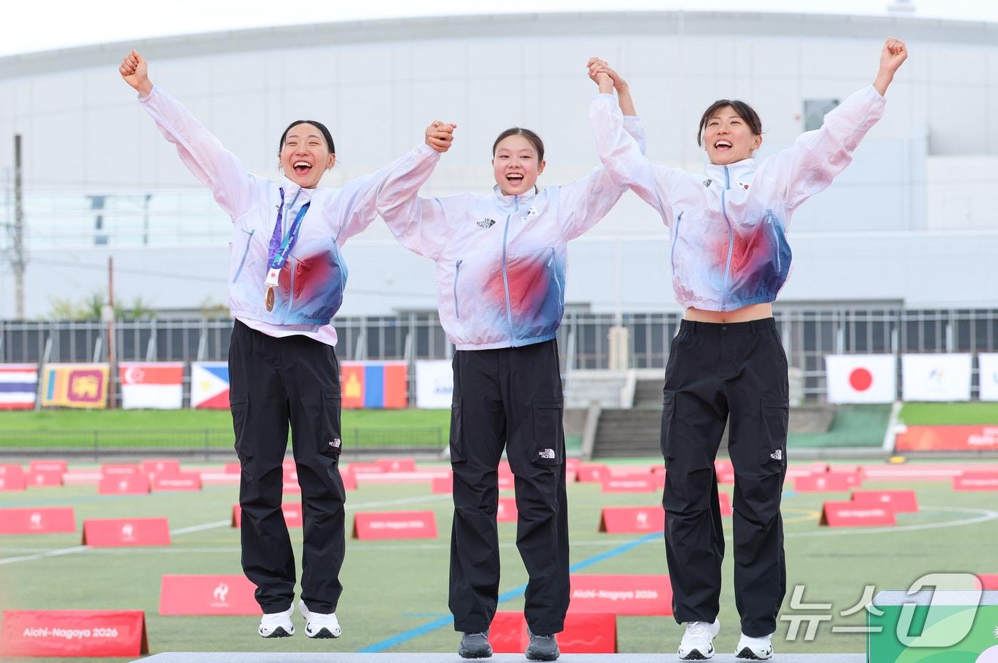 본문 이미지 - 대한민국 성승민(왼쪽부터), 신수민, 김은주가 20일 일본 안조 스포츠 파크에서 열린 2026 아이치·나고야 아시안게임 여자 근대 5종 단체전 시상식에서 은메달을 수상하기 위해 시상대에 오르고 있다. 2026.9.20 ⓒ 뉴스1 안은나 기자