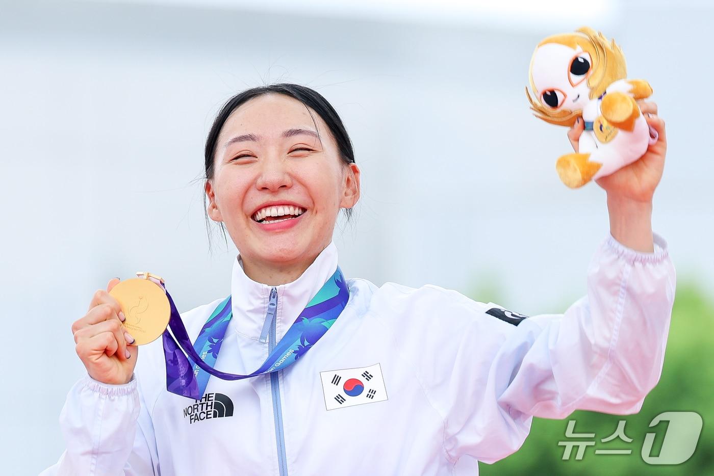 본문 이미지 - 대한민국 성승민이 20일 일본 안조 스포츠 파크에서 열린 2026 아이치·나고야 아시안게임 근대 5종 개인전 여자 결승전에서 금메달을 목에건 뒤 기뻐하고 있다. 2026.9.20 ⓒ 뉴스1 안은나 기자