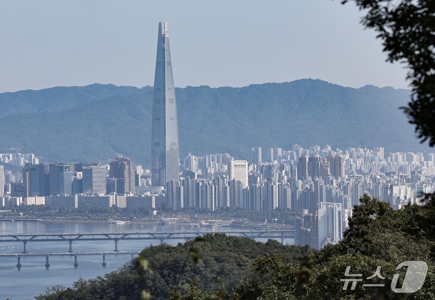 본문 이미지 - 서울 남산 전망대에서 바라본 아파트 단지. 2026.9.20 ⓒ 뉴스1 이종수 기자