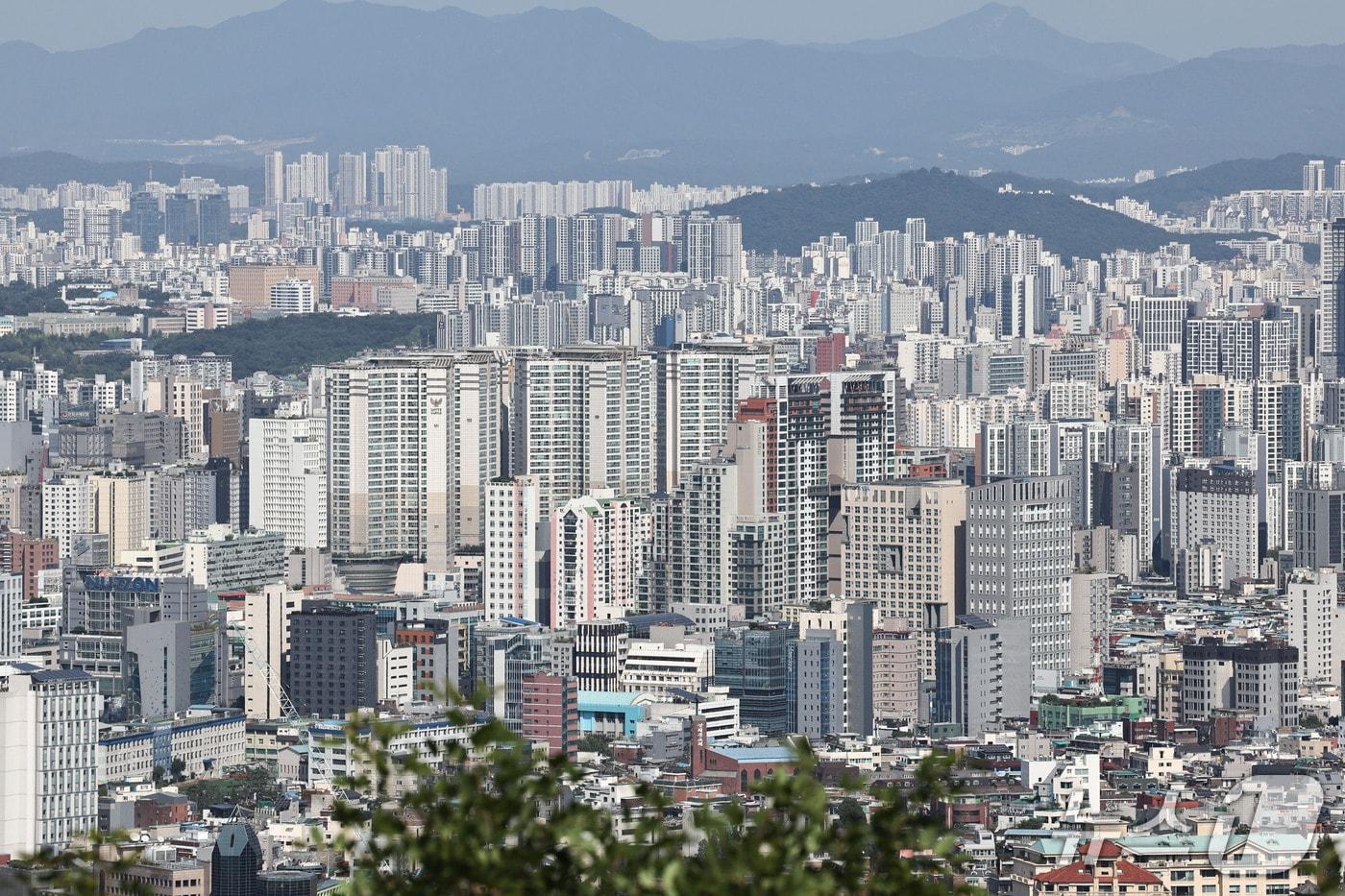 본문 이미지 - 서울 남산 전망대에서 바라본 아파트 단지. ⓒ 뉴스1 이종수 기자