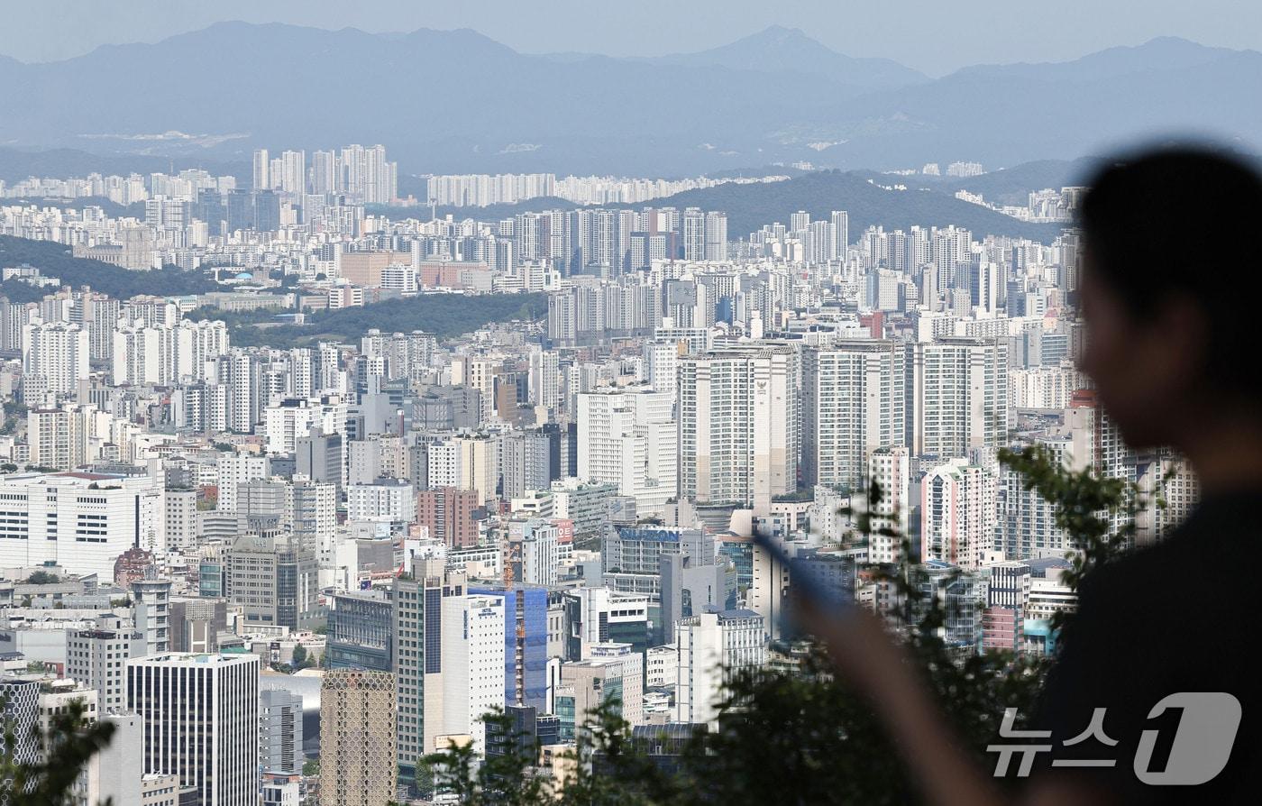 본문 이미지 - 서울 남산 전망대에서 바라본 아파트 단지 2026.9.20 ⓒ 뉴스1 이종수 기자