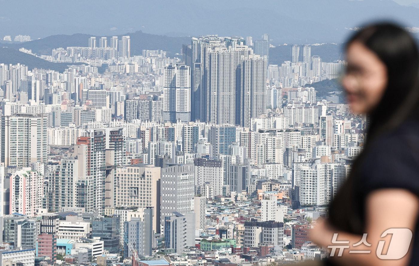 본문 이미지 - 서울 남산 전망대에서 바라본 아파트 단지 모습. 2026.9.20 ⓒ 뉴스1 이종수 기자