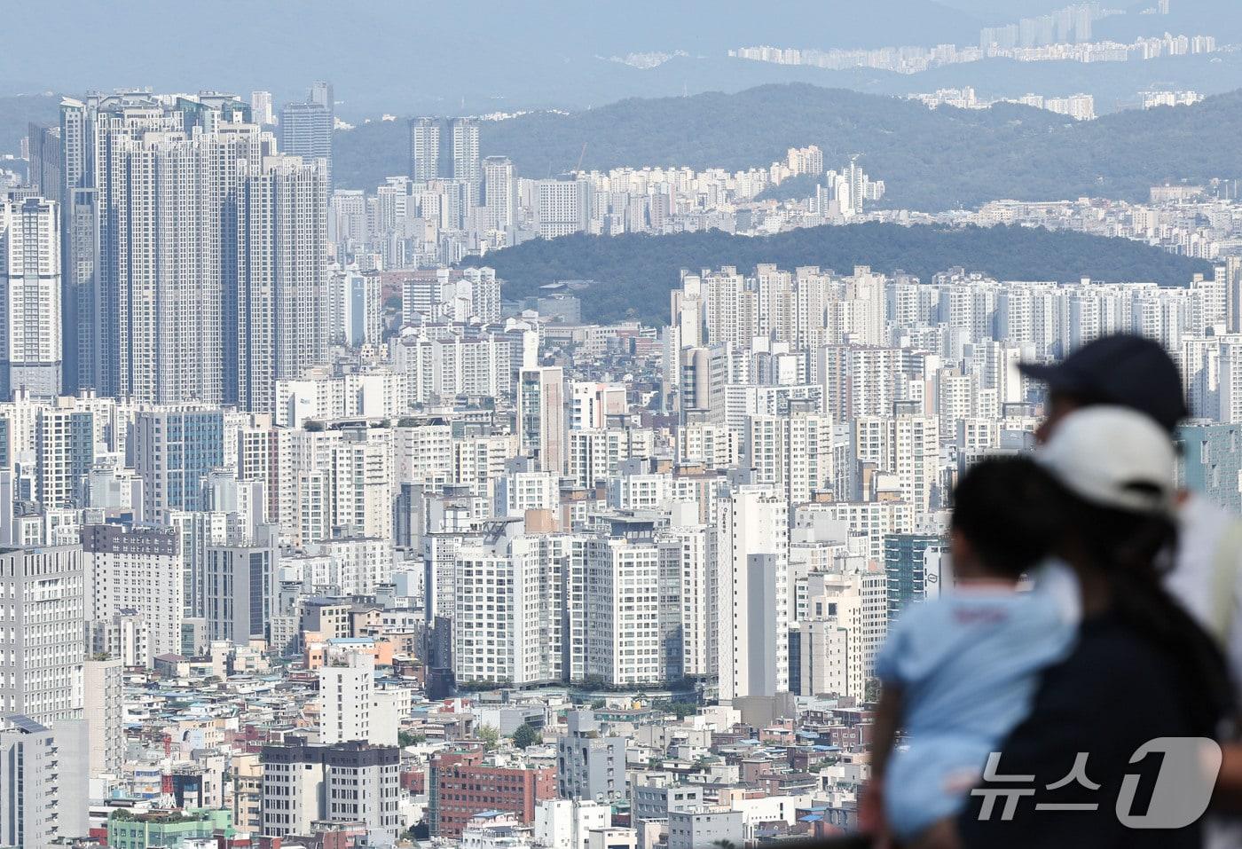 본문 이미지 - 서울 남산 전망대에서 바라본 아파트 단지 모습 ⓒ 뉴스1 이종수 기자