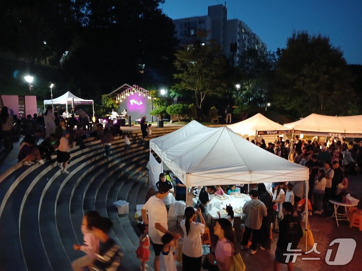 본문 이미지 - 지난 19일 오후 강원 횡성군 횡성읍 삼일공원에서 열린 야간 관광 프로그램 '별빛행성'에 어린이와 학부모 등 3000여 명이 몰렸다.(횡성군문화재단 제공. 재판매 및 DB 금지)/뉴스1