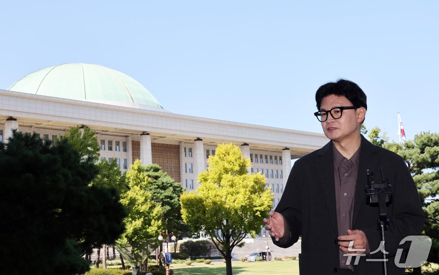 본문 이미지 - 한동훈 무소속 의원이 20일 오후 서울 여의도 국회 의원회관 앞에서 법무부 장관 후보직에서 자진 사퇴한 김승원 더불어민주당 의원 등과 관련한 브리핑을 하고 있다. 2026.9.20 ⓒ 뉴스1 황기선 기자