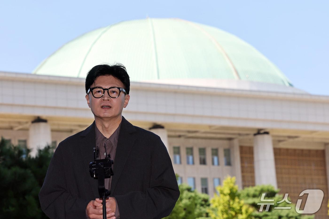 본문 이미지 - 한동훈 무소속 의원이 지난 20일 오후 서울 여의도 국회 의원회관 앞에서 법무부 장관 후보직에서 자진 사퇴한 김승원 더불어민주당 의원 등과 관련한 브리핑을 하고 있다. 2026.9.20 ⓒ 뉴스1 황기선 기자