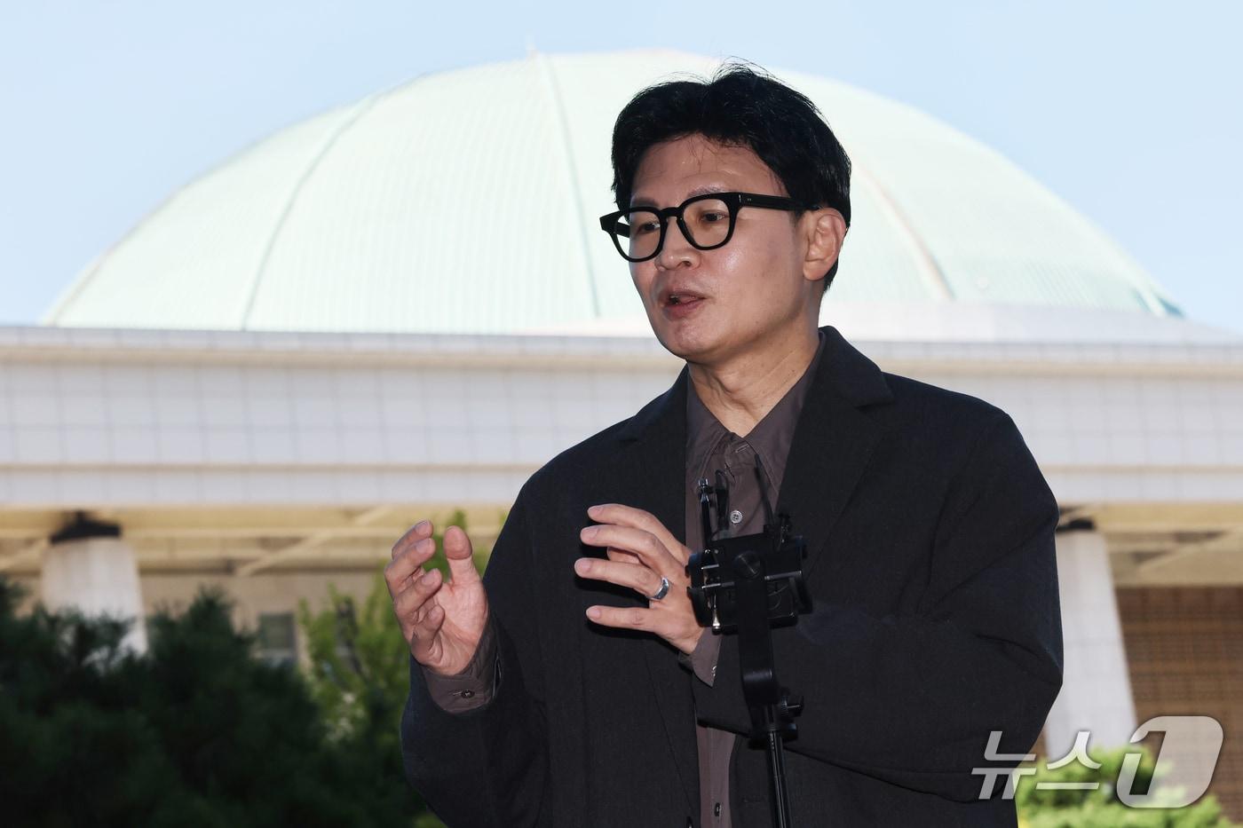 본문 이미지 - 한동훈 무소속 의원이 20일 오후 서울 여의도 국회 의원회관 앞에서 법무부 장관 후보직에서 자진 사퇴한 김승원 더불어민주당 의원 등과 관련한 브리핑을 하고 있다. 2026.9.20 ⓒ 뉴스1 황기선 기자