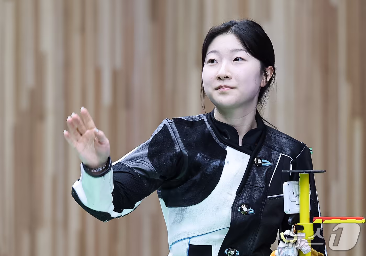 본문 이미지 - 대한민국 반효진이 20일 일본 도요타시 아이치현 종합사격장에서 열린 2026 아이치·나고야 아시안게임 여자 10m 공기소총 개인전 결선에서 동메달을 확정 지은 후 인사하고 있다. 2026.9.20 ⓒ 뉴스1 김도우 기자