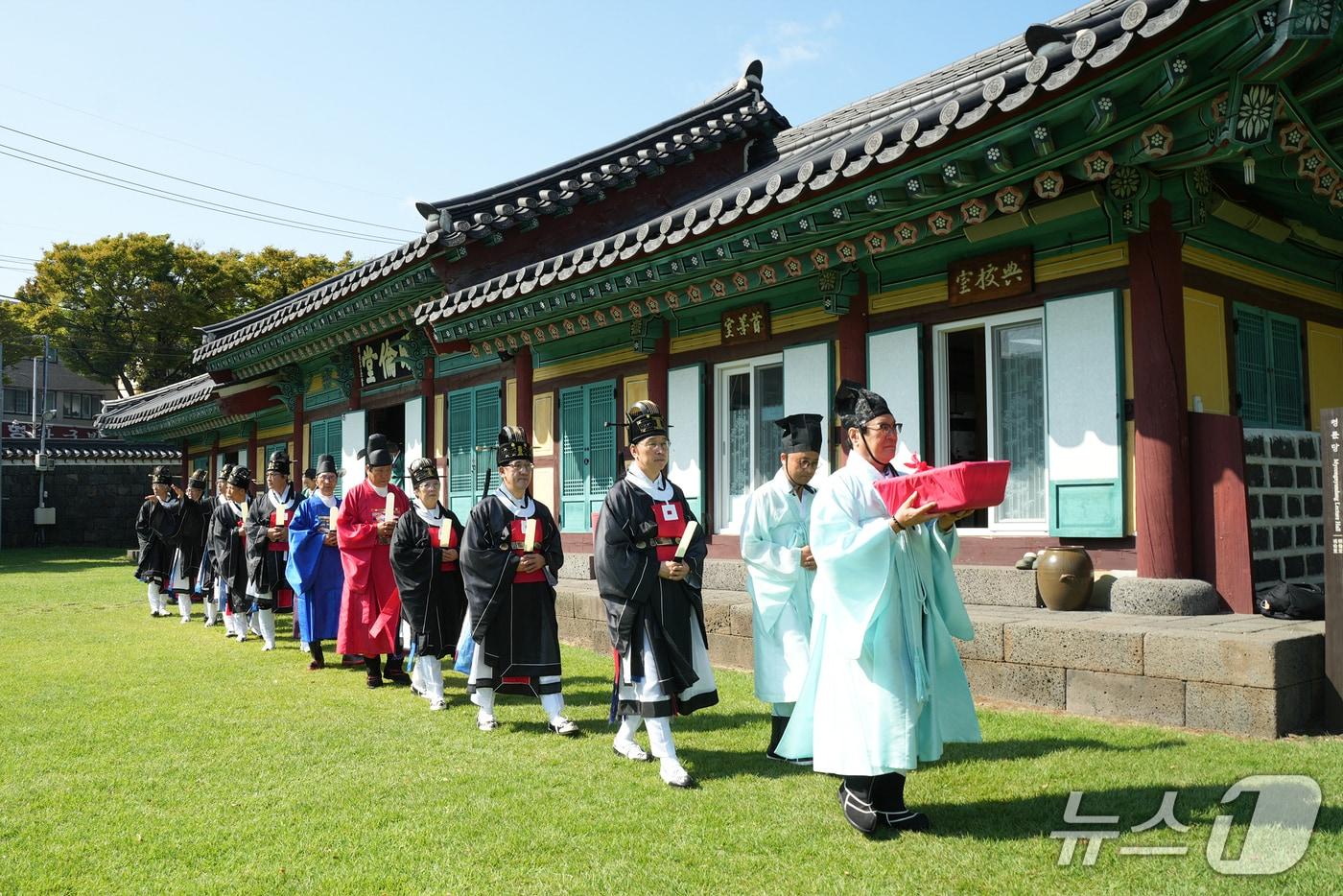 본문 이미지 - 20일 제주향교에서 열린 추기 석전대제.(제주특별자치도 제공, 재판매 및 DB 금지)