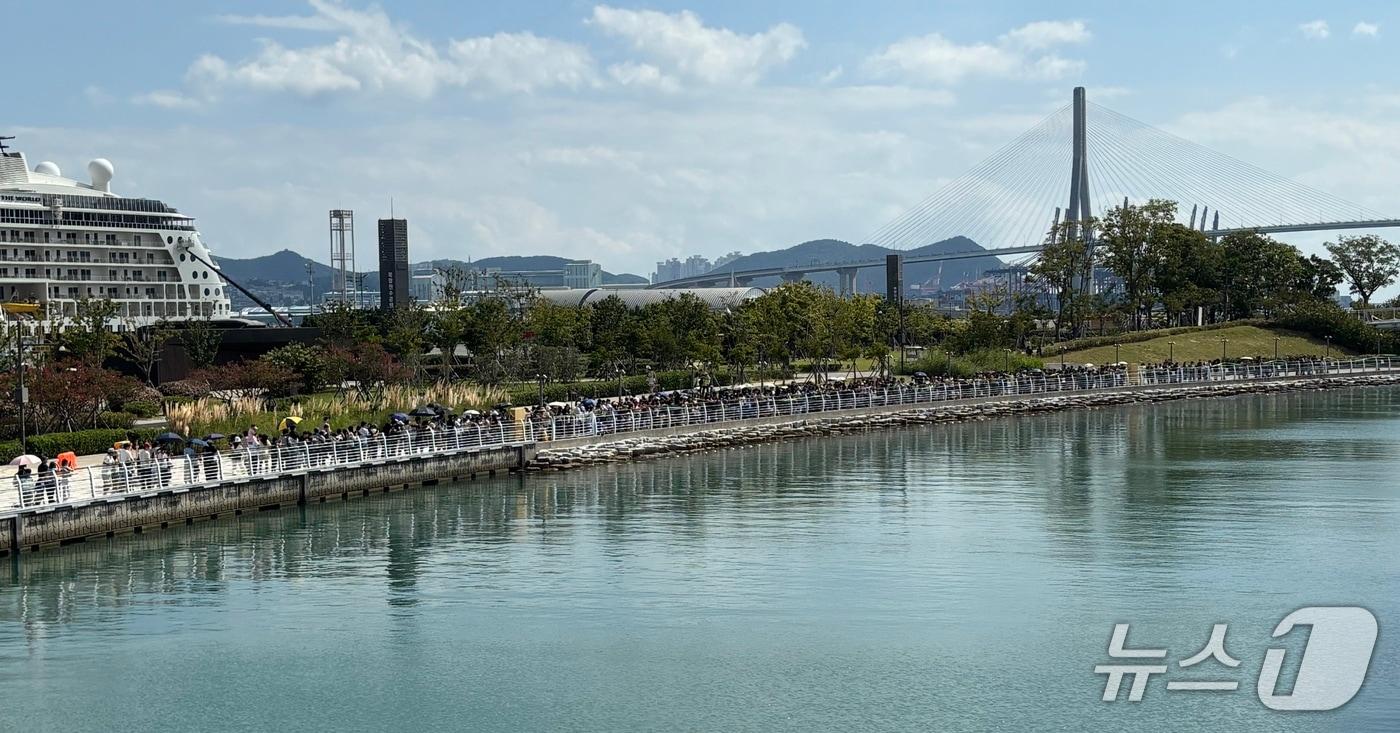 본문 이미지 - 부산 북항친수공원에 출현한 무태상어를 보기위해 수로인근에 모인 방문객들. 해당 무태상어는 지난 18일 오전 친수공원에 처음 등장했다. 2026.9.20 ⓒ 뉴스1 홍윤 기자