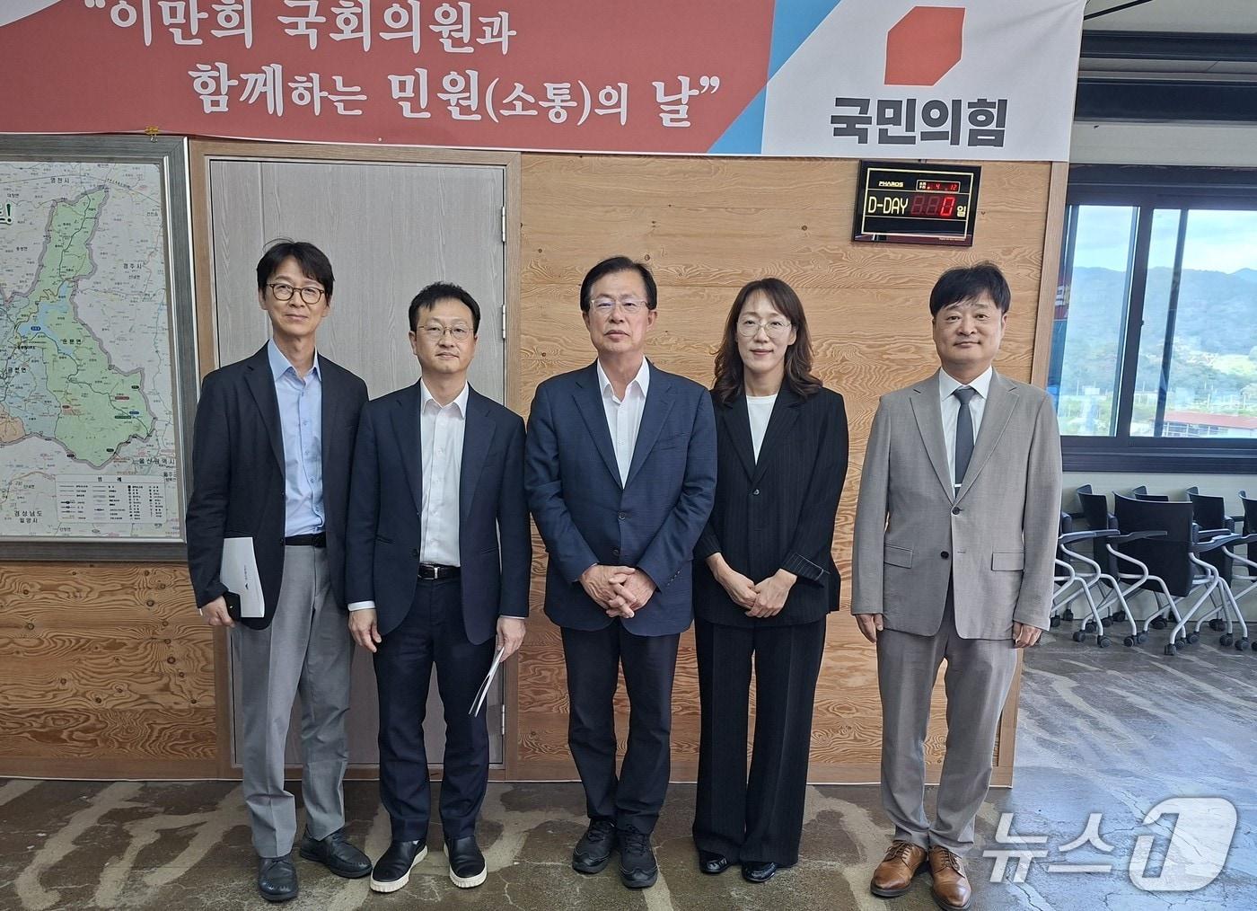 본문 이미지 - 대구·경북 치과계와 학계가 19일 국립치의학연구원 대구 유치를 위해 국회 이만희 보건복지위원장을 찾아 공정한 입지 선정 절차를 요청했다. (대구치과의사회 제공. 재판매 및 DB 금지)2026.9.19/뉴스1