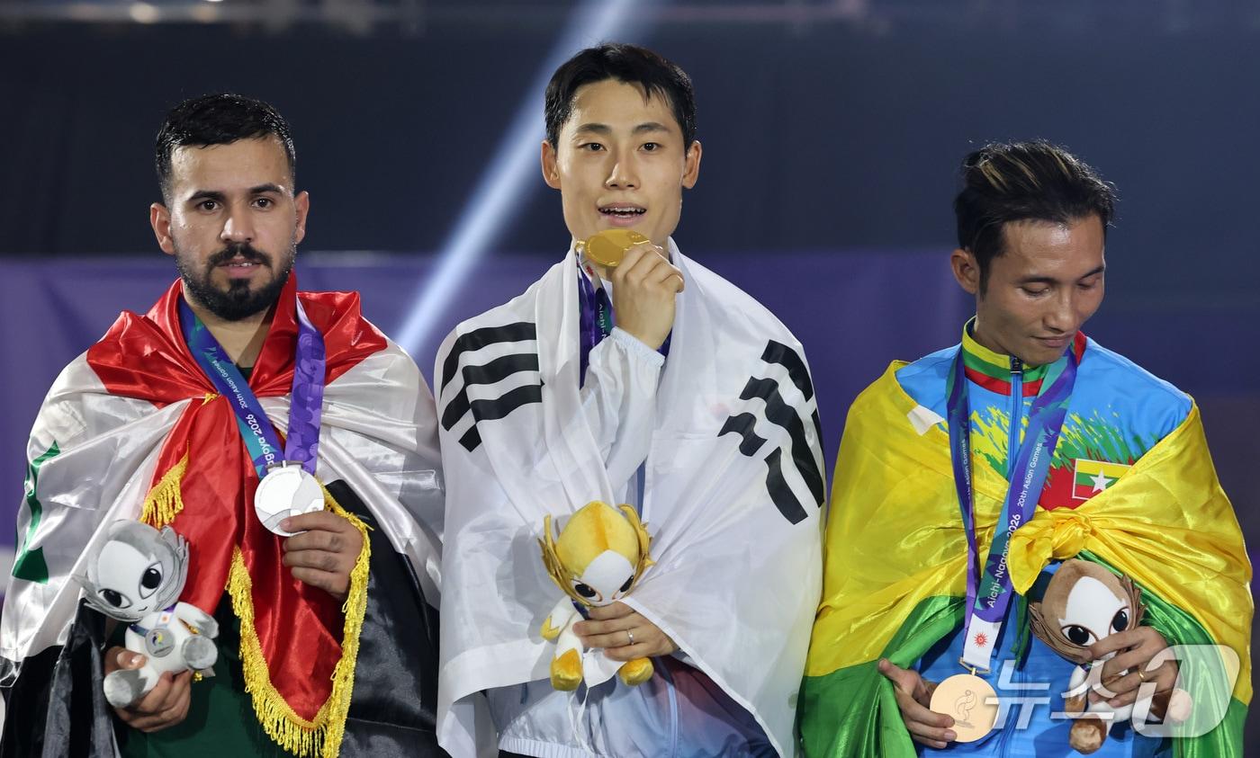 본문 이미지 - 한국 테크볼 사상 첫 국제종합스포츠대회 메달리스트가 된 이준석이 20일 일본 나고야 히가시 스포츠센터에서 열린 2026 아이치·나고야 아시안게임 테크볼 남자 단식 시상식에서 금메달을 깨물고 있다. 2026.9.20 ⓒ 뉴스1 안은나 기자