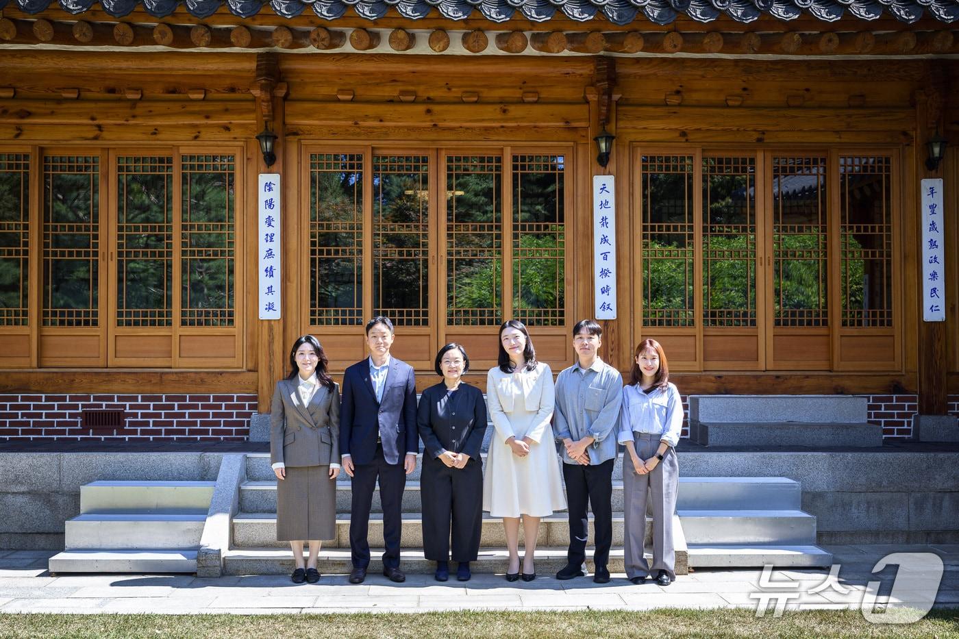 본문 이미지 - 한성숙 국무총리가 20일 서울 종로구 국무총리 서울공관에서 열린 제5회 열린 브런치에서 과학기술계 신진연구자들과 기념촬영을 하고 있다. (국무총리실 제공. 재판매 및 DB 금지) 2026.9.20 ⓒ 뉴스1
