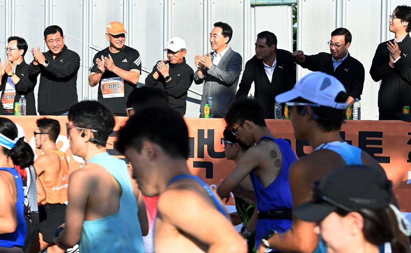 본문 이미지 - 박수현 충남지사(윗줄 가운데)가 '2026 공주백제마라톤' 참가자들을 응원하고 있다.(도 제공. 재판매 및 DB 금지)/뉴스1