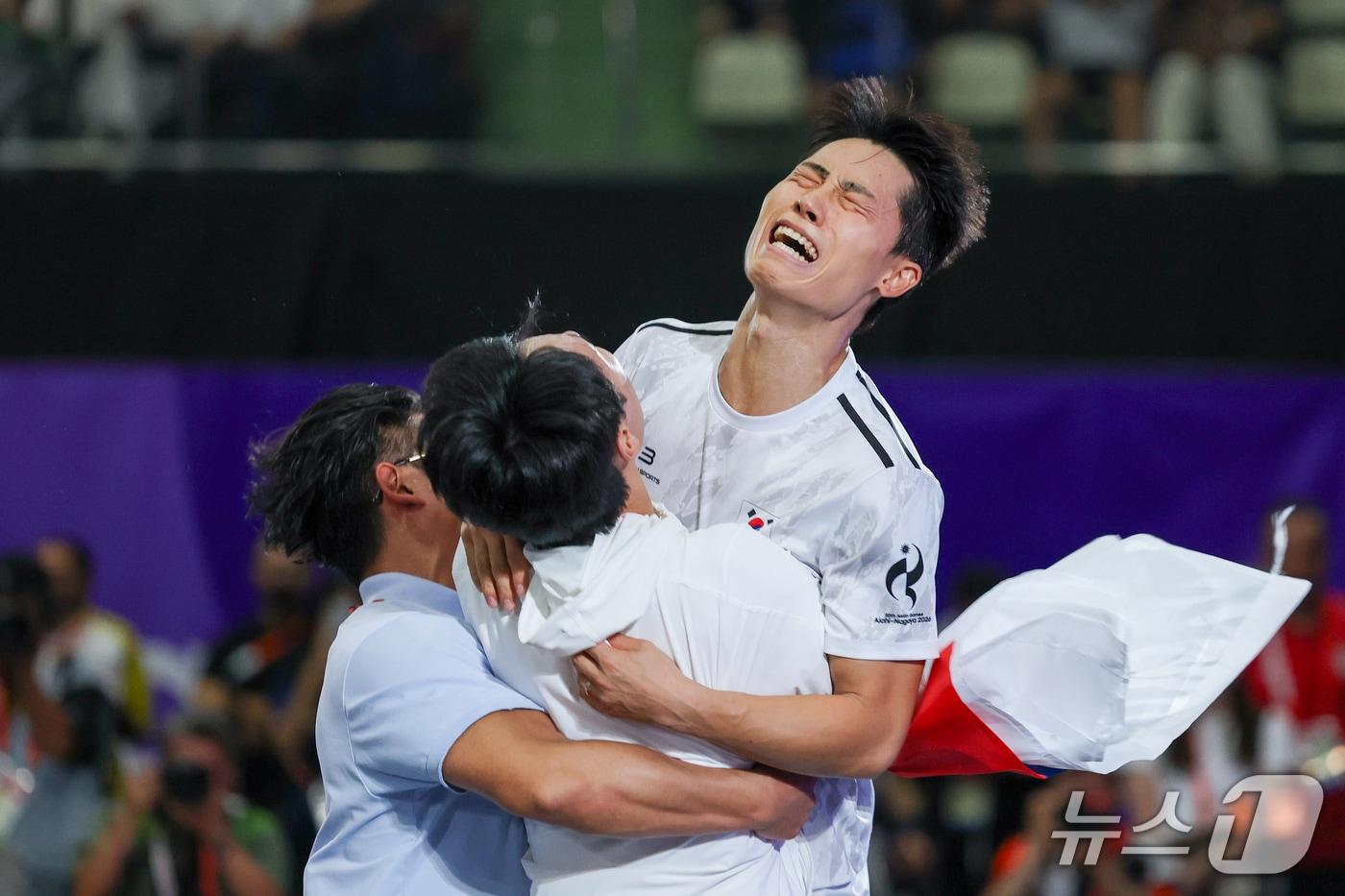 본문 이미지 - 한국 테크볼 사상 첫 국제종합스포츠대회 메달리스트가 된 이준석이 20일 일본 나고야 히가시 스포츠센터에서 열린 2026 아이치·나고야 아시안게임 테크볼 남자 단식 결승전에서 금메달 확정 후 눈물을 흘리고 있다. 2026.9.20 ⓒ 뉴스1 안은나 기자