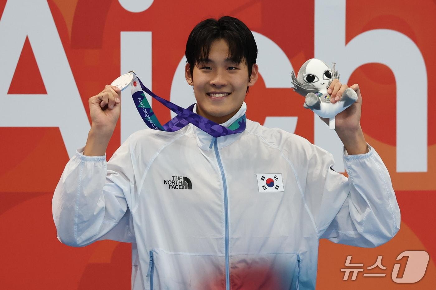 본문 이미지 - 20일 도쿄 아쿠아틱스 센터에서 열린 2026 아이치·나고야 아시안게임 수영 남자 100m 자유형 시상식에서 은메달을 획득한 김영범이 메달을 들어보이고 있다. 2026.9.20 ⓒ 뉴스1 김민지 기자