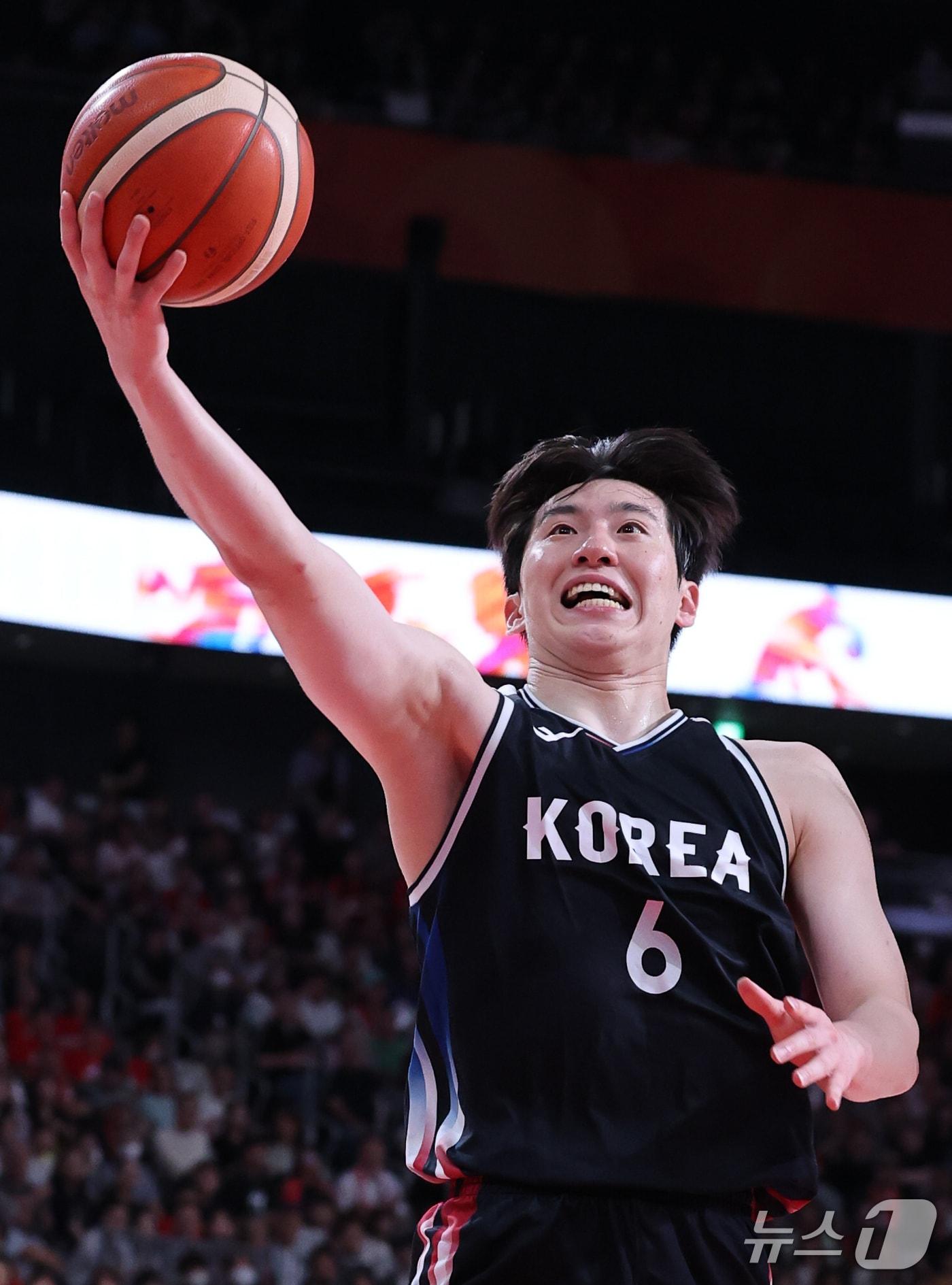 본문 이미지 - 20일 일본 나고야 아이치 인터내셔널 아레나에서 열린 2026 아이치·나고야 아시안게임 남자농구 결승전 대한민국과 일본의 경기, 한국 이정현이 슛을 하고 있다. 2026.9.20 ⓒ 뉴스1 안은나 기자