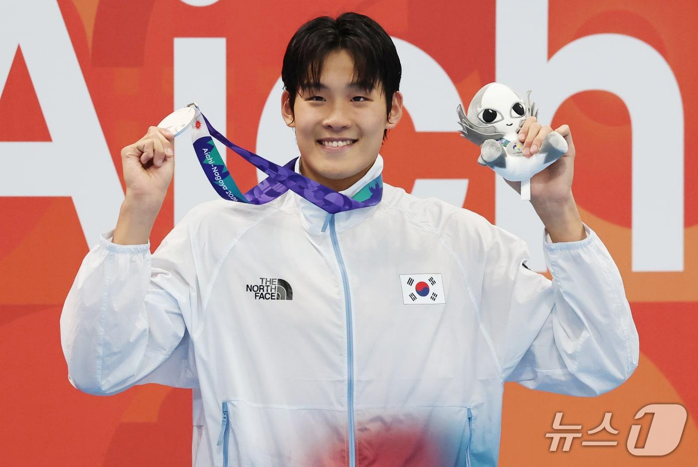 본문 이미지 - 20일 도쿄 아쿠아틱스 센터에서 열린 2026 아이치·나고야 아시안게임 수영 남자 100m 자유형 시상식에서 은메달을 획득한 김영범이 메달을 들어보이고 있다. 2026.9.20 ⓒ 뉴스1 김민지 기자