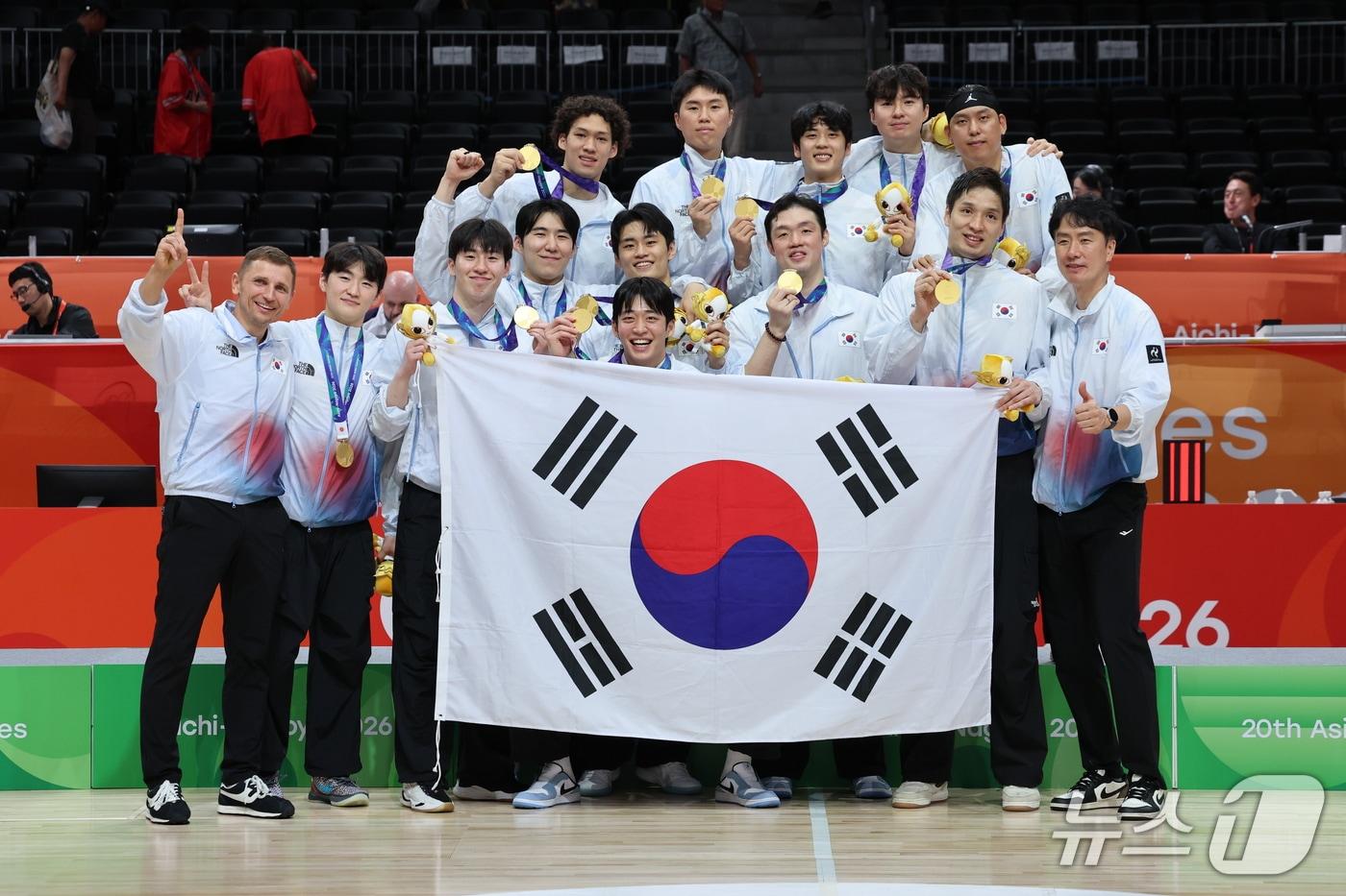 본문 이미지 - 20일 일본 나고야 아이치 인터내셔널 아레나에서 열린 2026 아이치·나고야 아시안게임 남자농구 결승전 시상식에서 12년 만에 금메달을 획득한 대한민국 선수들이 기념촬영을 하고 있다. 2026.9.20 ⓒ 뉴스1 안은나 기자