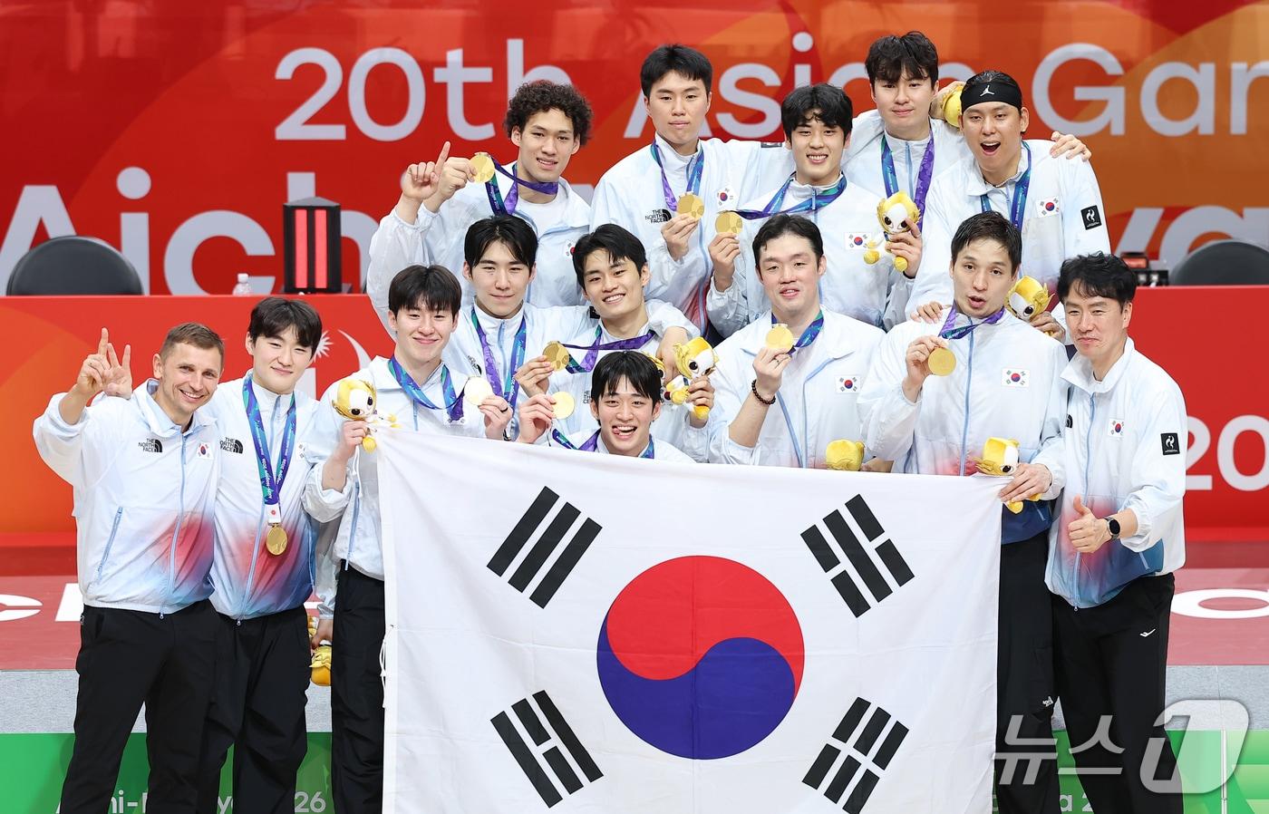 본문 이미지 - 20일 일본 나고야 아이치 인터내셔널 아레나에서 열린 2026 아이치·나고야 아시안게임 남자농구 결승전 시상식에서 12년 만에 금메달을 획득한 대한민국 선수들이 기념촬영을 하고 있다 2026.9.20 ⓒ 뉴스1 김도우 기자