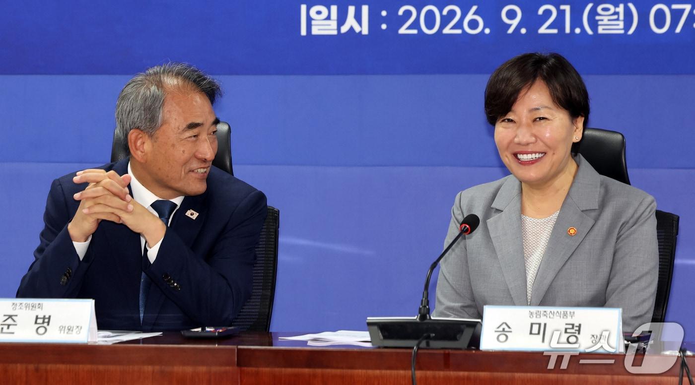 본문 이미지 - 송미령 농림축산식품부 장관과 윤준병 더불어민주당 농해수정조위원장이 21일 오전 서울 여의도 국회 의원회관에서 열린 농지 전수조사 추진방향 당정협의회에서 대화를 나누고 있다. 2026.9.21 ⓒ 뉴스1 황기선 기자