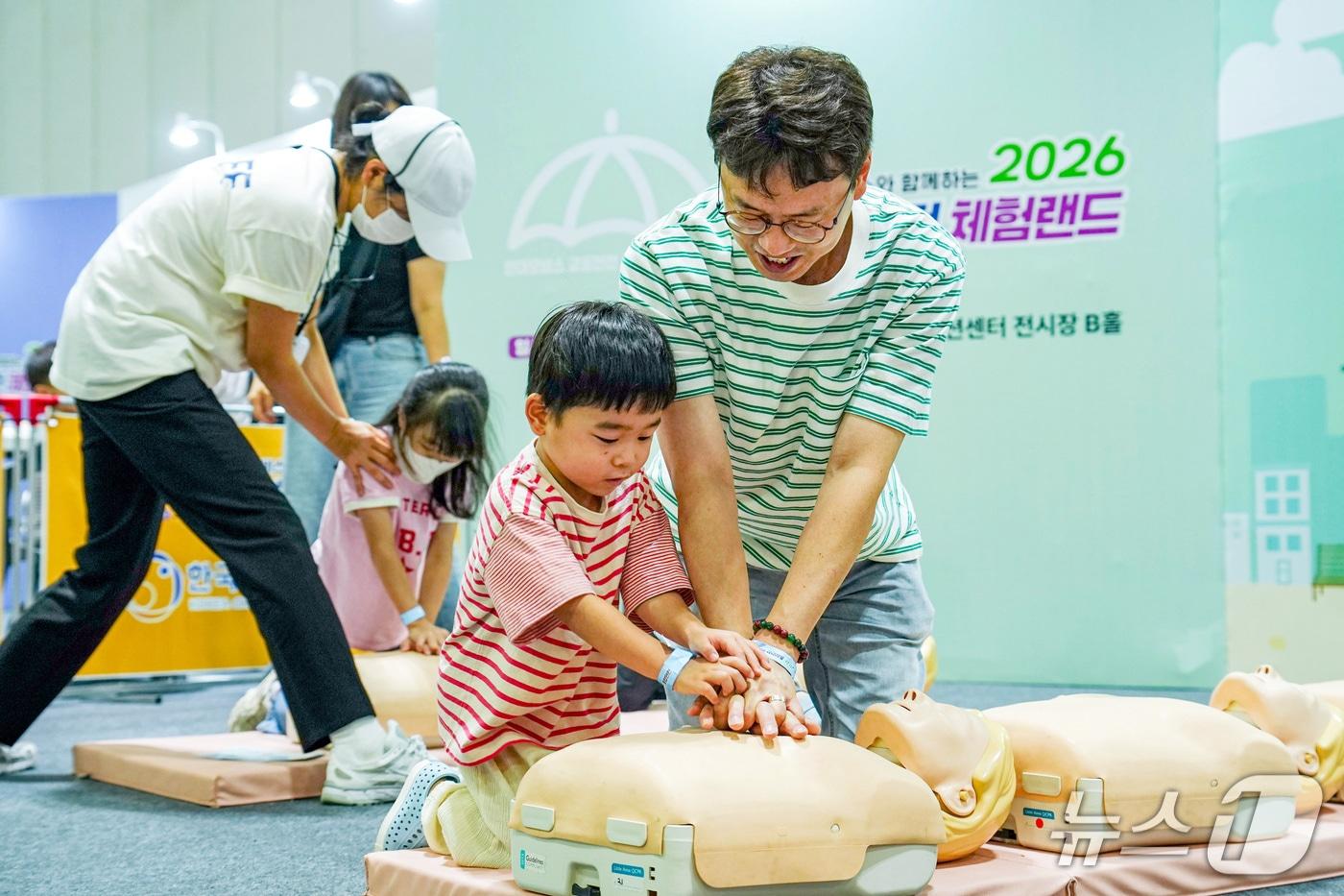 본문 이미지 - 지난 주말 전남광주통합특별시에서 열린 ‘현대모비스 종합안전체험랜드’에 참여한 어린이들이 심폐소생술 안전교육을 받고 있는 모습.(현대모비스 제공)