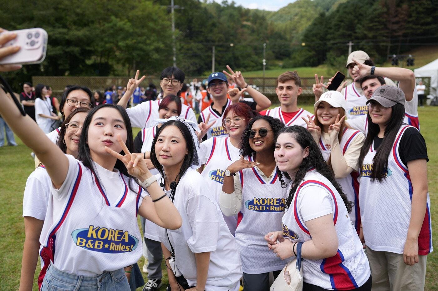 본문 이미지 - 게임을 즐기는 참가자 단체사진(한국관광공사 제공)