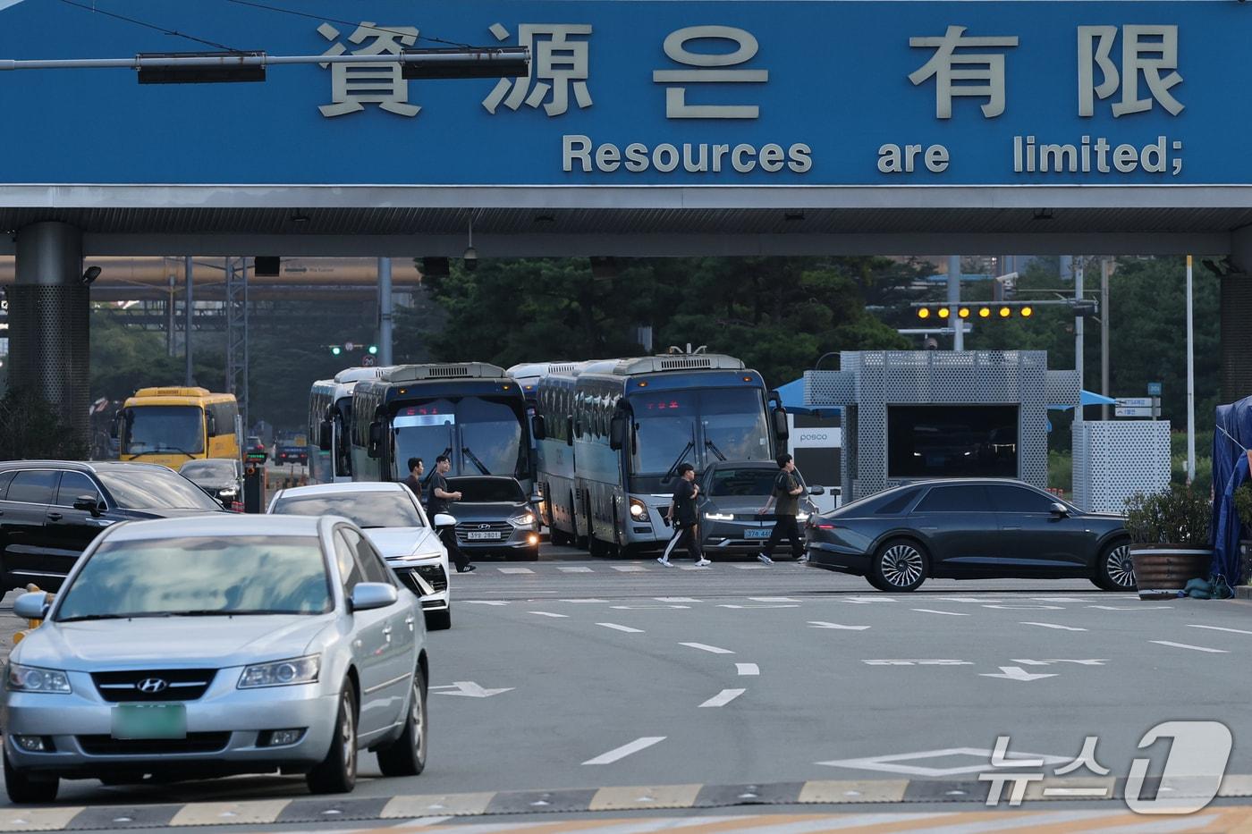 본문 이미지 - 21일 오전 7시부터 포스코 노조의 1.2차 부분 파업이 종료되면서 포항제철소에 근무하는 근로자들이 정문을 통해 출근하고 있다. 포스코 노조는 지난 9일 0시부터 48시간 부분 파업에 이어 16일 오전 7시부터 지난 21일 오전 7시까지 2차 부분 파업을 진행했다. 2026.9.21 ⓒ 뉴스1 최창호 기자