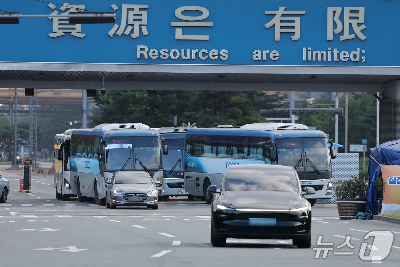 본문 이미지 - 21일 오전 7시부터 포스코 노조의 1.2차 부분 파업이 종료되면서 포항제철소 근로자들을 태운 출퇴근 버스가 이동하고 있다. 포스코 노조는 지난 9일 0시부터 48시간 부분 파업에 이어 16일 오전 7시부터 지난 21일 오전 7시까지 2차 부분 파업을 진행했다. 2026.9.21 ⓒ 뉴스1 최창호 기자