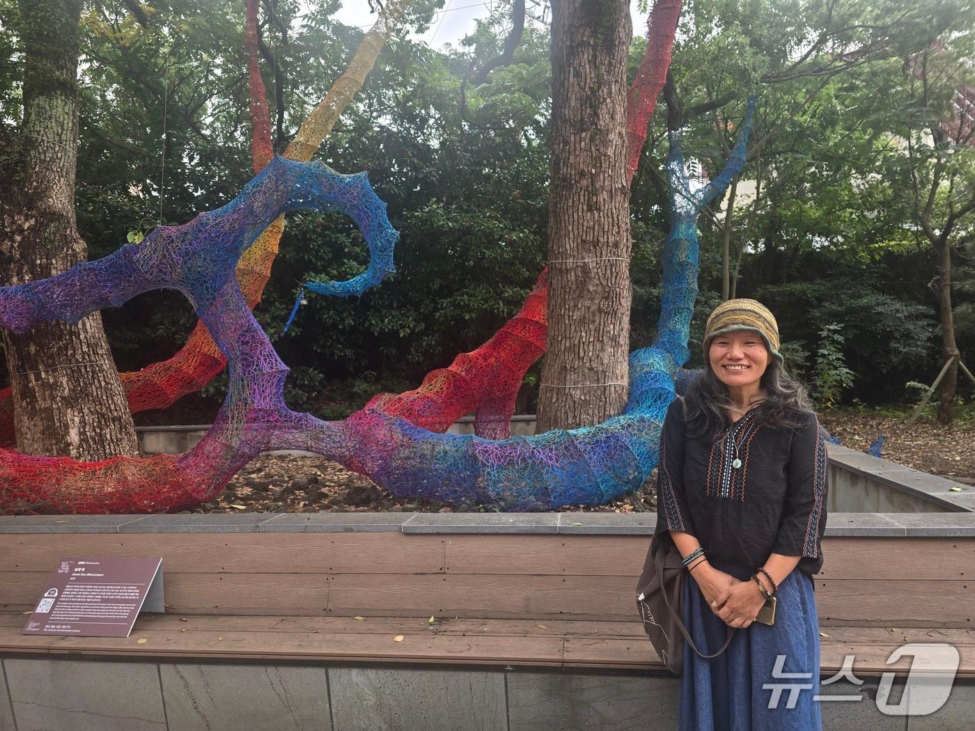 본문 이미지 - 김영화 '날과 씨' 2026 철사, 털실, 요령, 가변 설치 ⓒ 뉴스1 김정한 기자