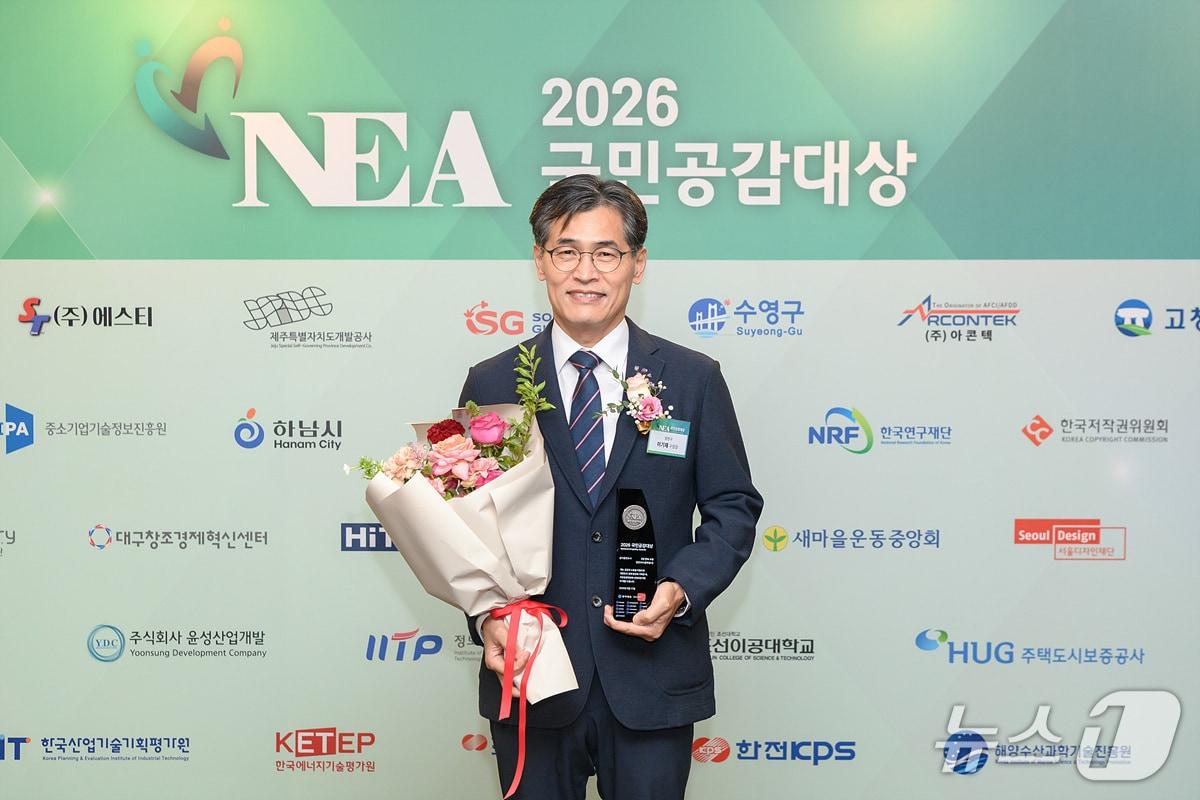 본문 이미지 - '2026 국민공감대상' 살기좋은 도시 부문 대상을 수상한 뒤 기념촬영을 하고 있는 이기재 양천구청장.(양천구 제공)