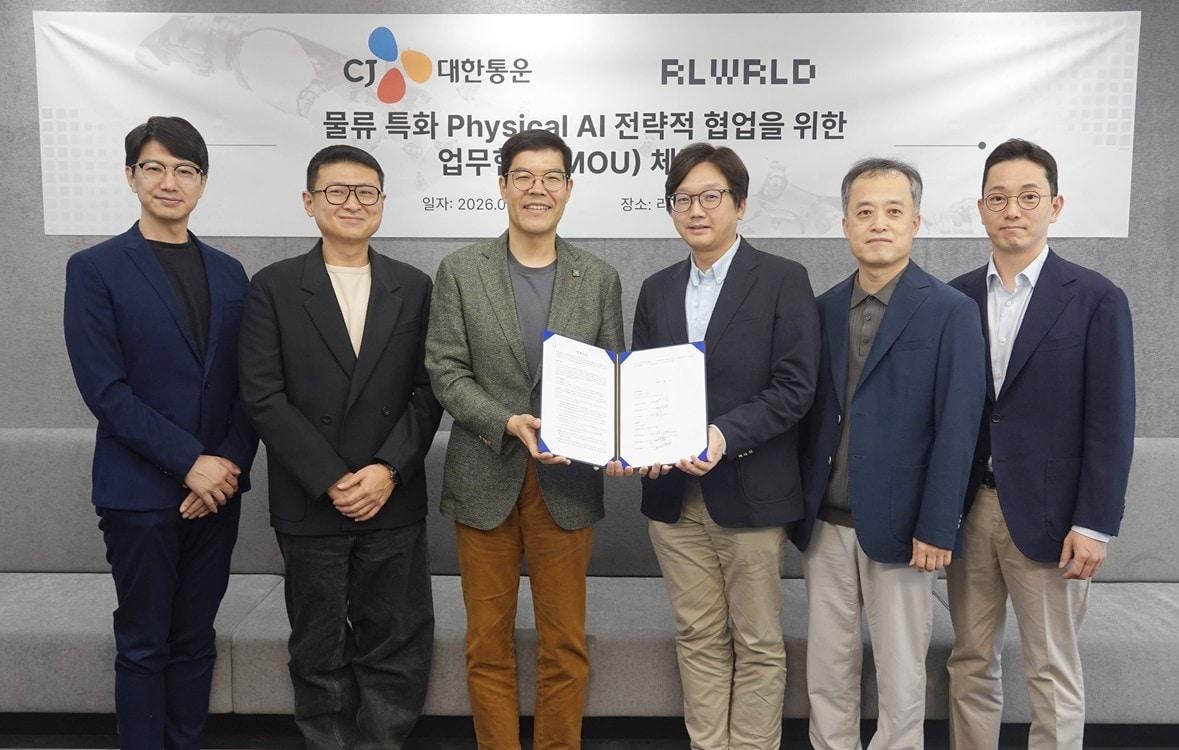 본문 이미지 -  CJ대한통운과 리얼월드 관계자들이 서울 강남구 리얼월드 본사에서 물류 특화 피지컬AI 협력을 위한 업무협약을 체결한 뒤 기념촬영을 하고 있다. (CJ대한통운 제공)