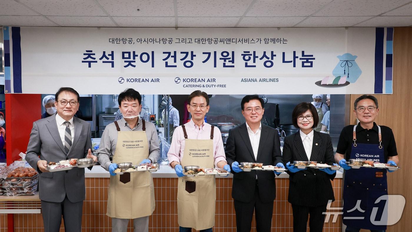 본문 이미지 - 16일 서울 강서구 노인종합복지관에서 추석맞이 배식 봉사활동에 참여한 대한항공, 아시아나항공, 대한항공씨앤디서비스 임직원들이 기념사진을 촬영한 모습(대한항공 제공). 2026.9.16.
