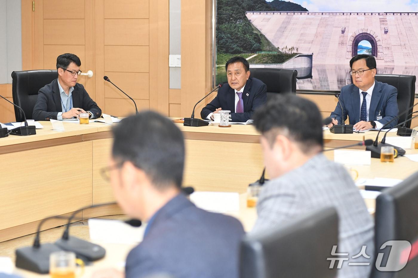 본문 이미지 - 강원 화천군 추석명절 종합대책회의가 지난 18일 군청에서 김세훈 군수, 안중기 부군수, 각 실국과장들을 비롯해 실무담당 공무원들이 참석한 가운데 열렸다. (화천군 제공. 재판매 및 DB 금지)