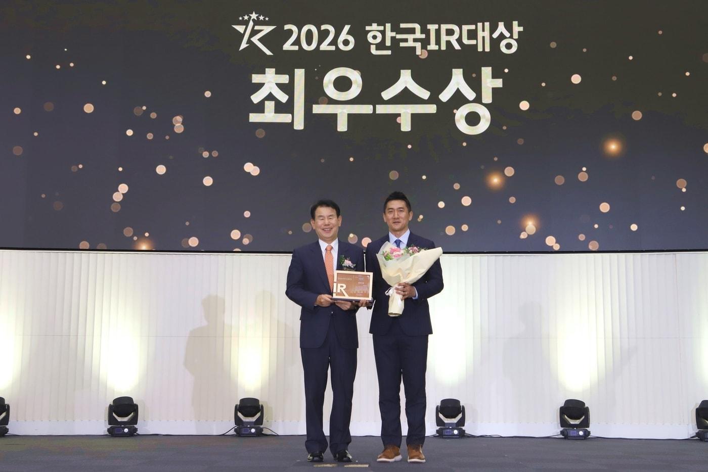 본문 이미지 - KT&G가 한국IR협의회가 서울 여의도 한국거래소에서 개최한 '2026 한국IR대상'에서 최우수상을 수상했다. 사진은 윤영찬 KT&G 전략기획본부장(오른쪽)이 정은보 한국거래소 이사장과 기념 촬영을 하고 있는 모습.(KT&G 제공)