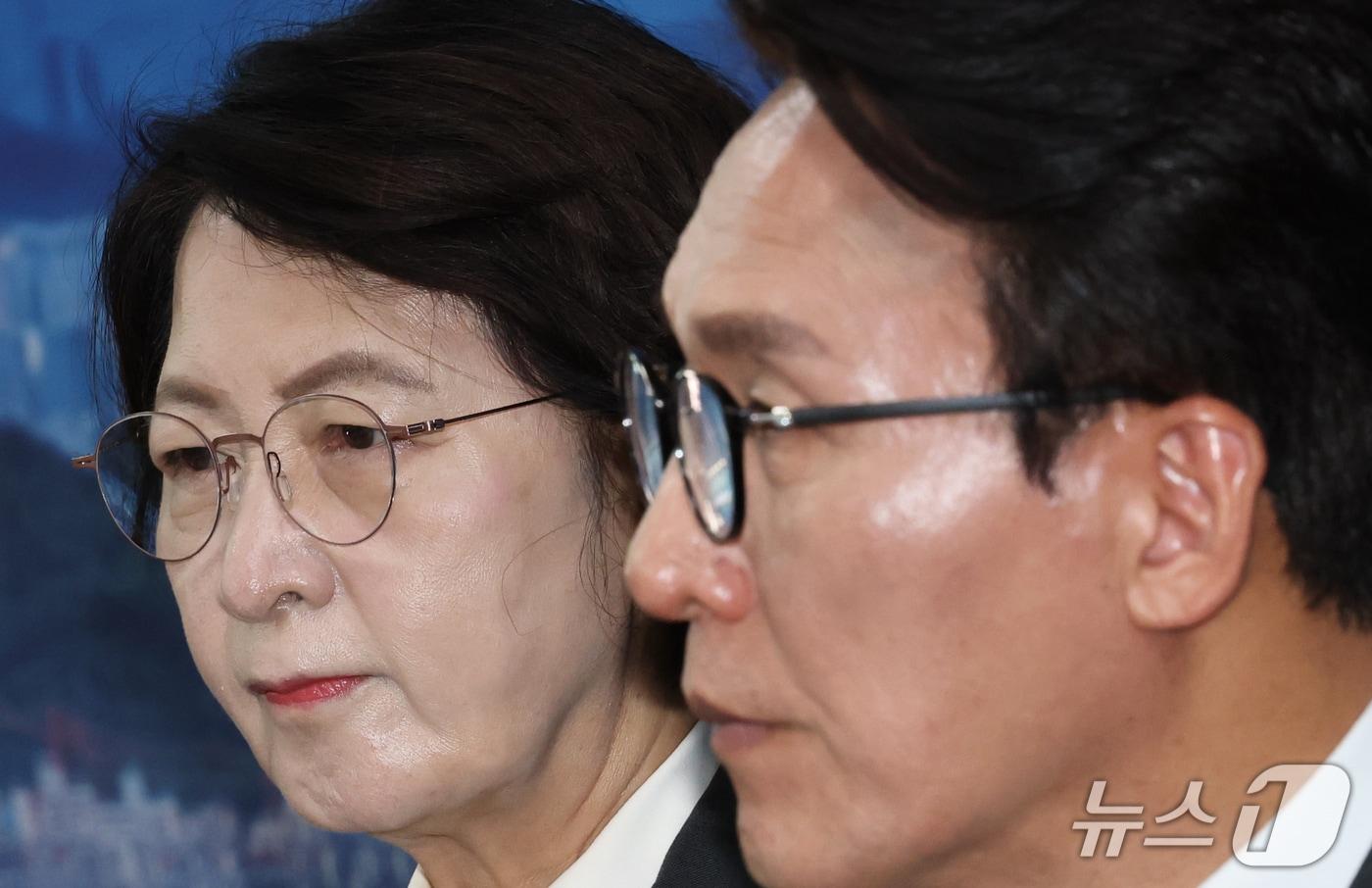 본문 이미지 - 김민석 더불어민주당 대표와 추미애 경기도지사가 21일 오전 경기 의정부시 경기도청 북부청사에서 열린 경기 최고위원회의에서 나란히 생각에 잠겨 있다. 2026.9.21 ⓒ 뉴스1 오대일 기자
