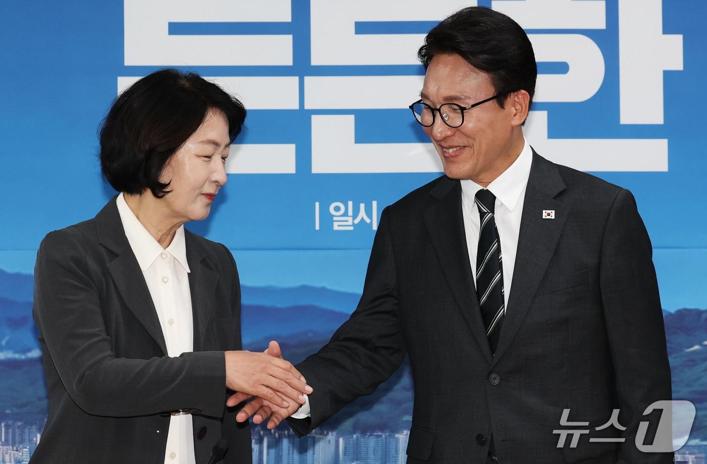 본문 이미지 - 김민석 더불어민주당 대표와 추미애 경기도지사가 21일 오전 경기 의정부시 경기도청 북부청사에서 열린 경기 최고위원회의에서 악수를 나누고 있다. 2026.9.21 ⓒ 뉴스1 오대일 기자